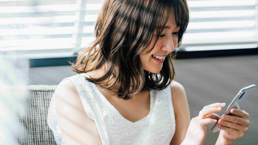 画像_スマホを見る女性