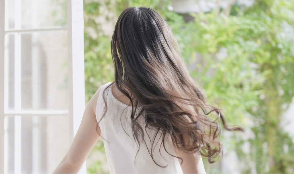 女性後ろ姿